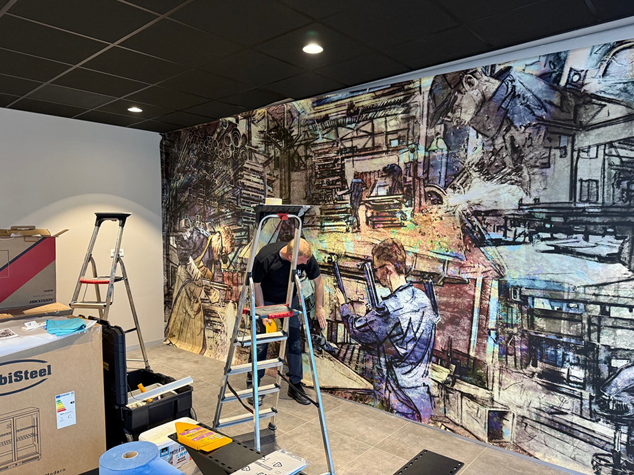 Grafisch kunstwerk siert de kantine bij Van Valkenburg Metaal en Techniek